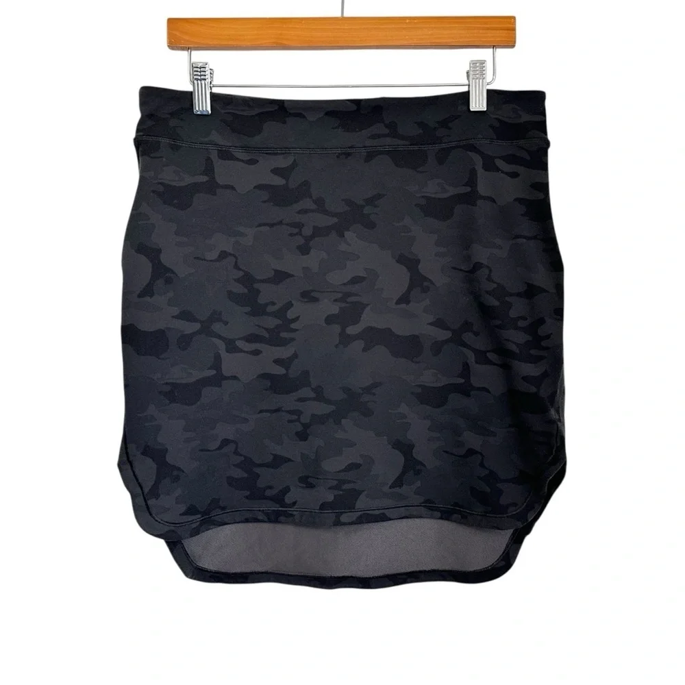 Lululemon Womens Camouflague City Skirt Sz 8? Savasana Camo Black High Low Hem